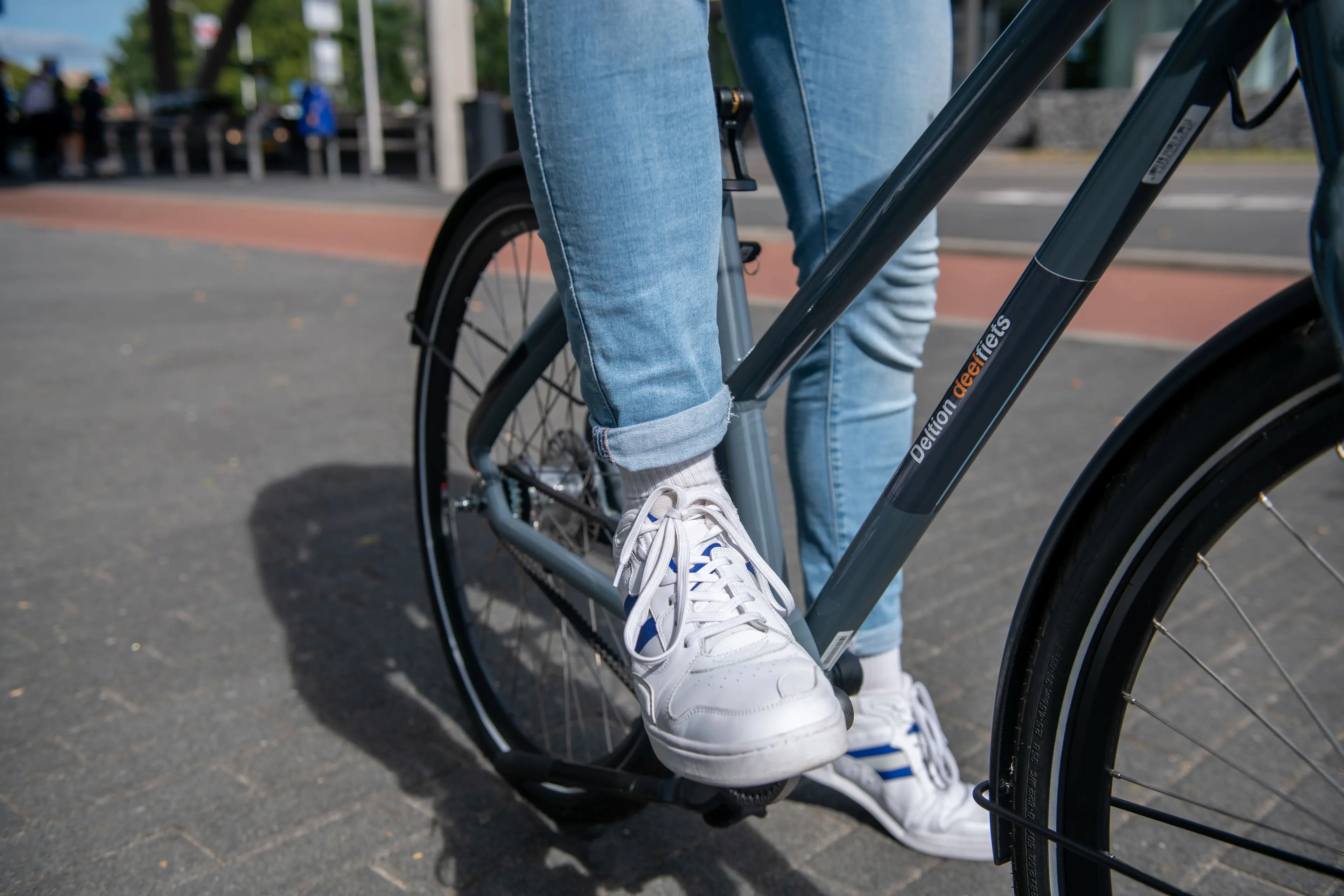 Een gebruiker van de Deltion Deelfiets van het Deltion College, in samenwerking met Deelfiets Nederland