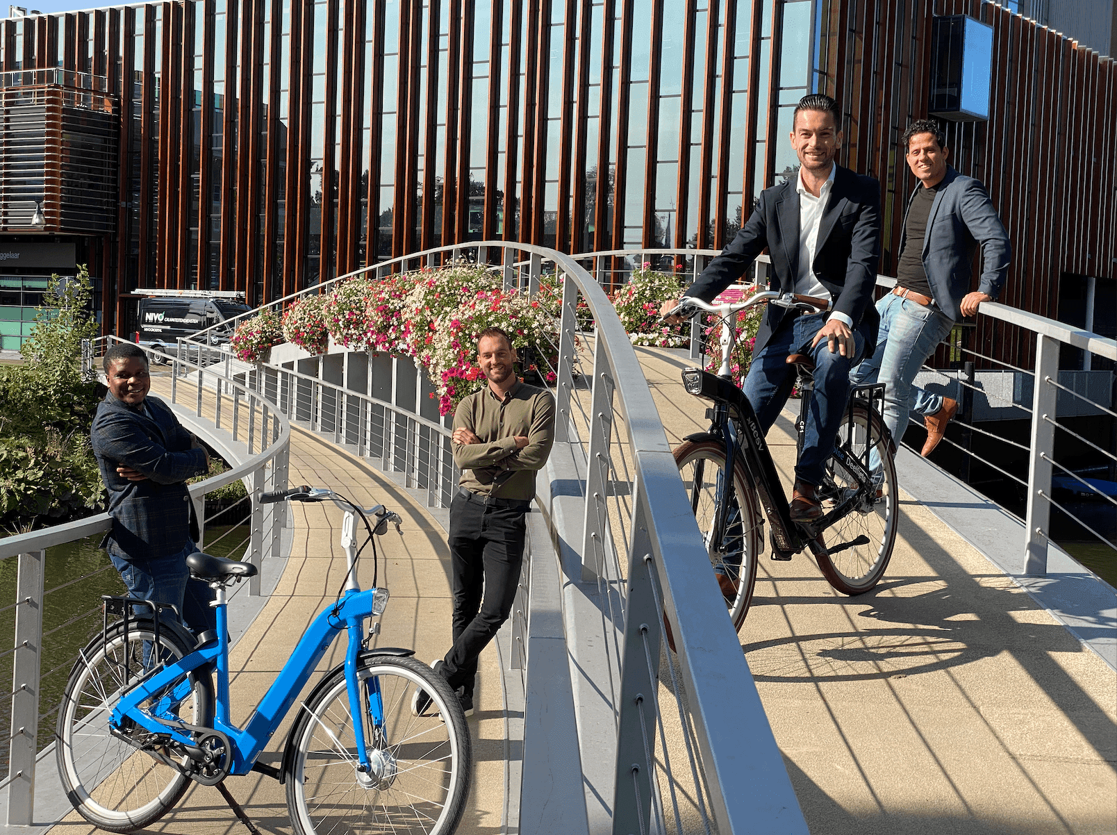 Het team van Deelfiets Nederland, met de fietsen van Deelfiets Nederland