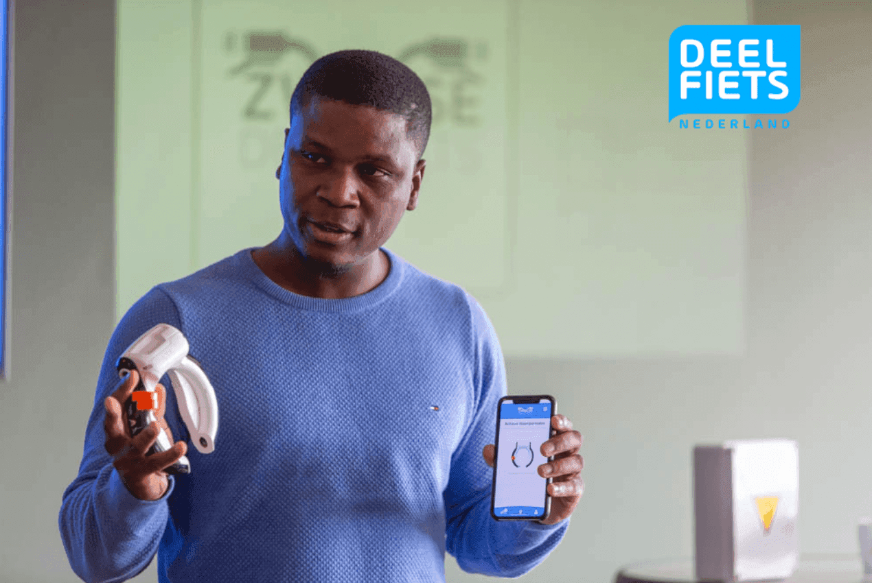 De eigenaar van Deelfiets Nederland, Oumar Sylla, die de slimme sloten van de deelfietsen presenteerd