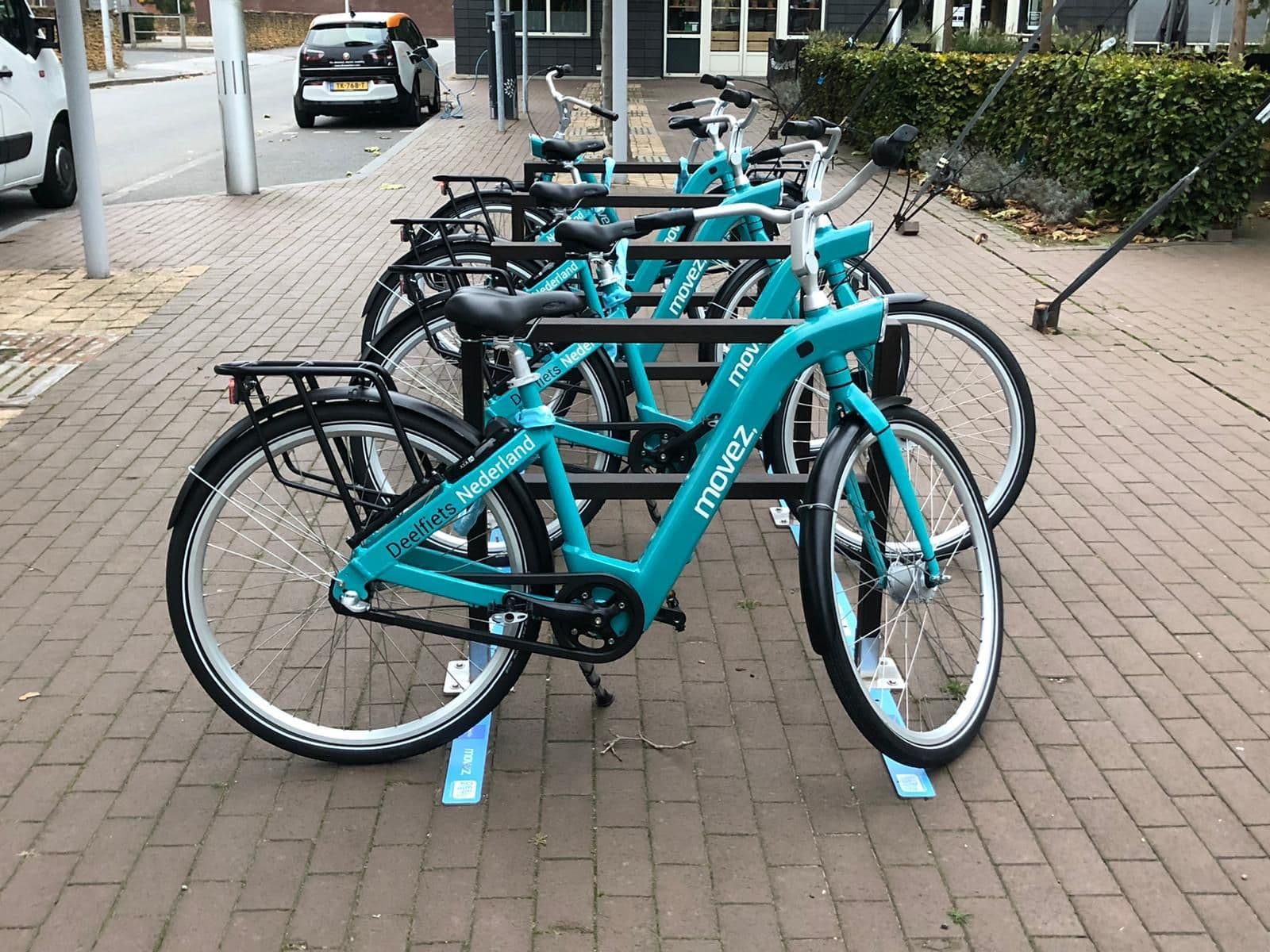 De Movez fietsen bij de nieuwe droppointlocatie van Deelfiets Nederland, te vinden aan de Hanzeplein in Zwolle